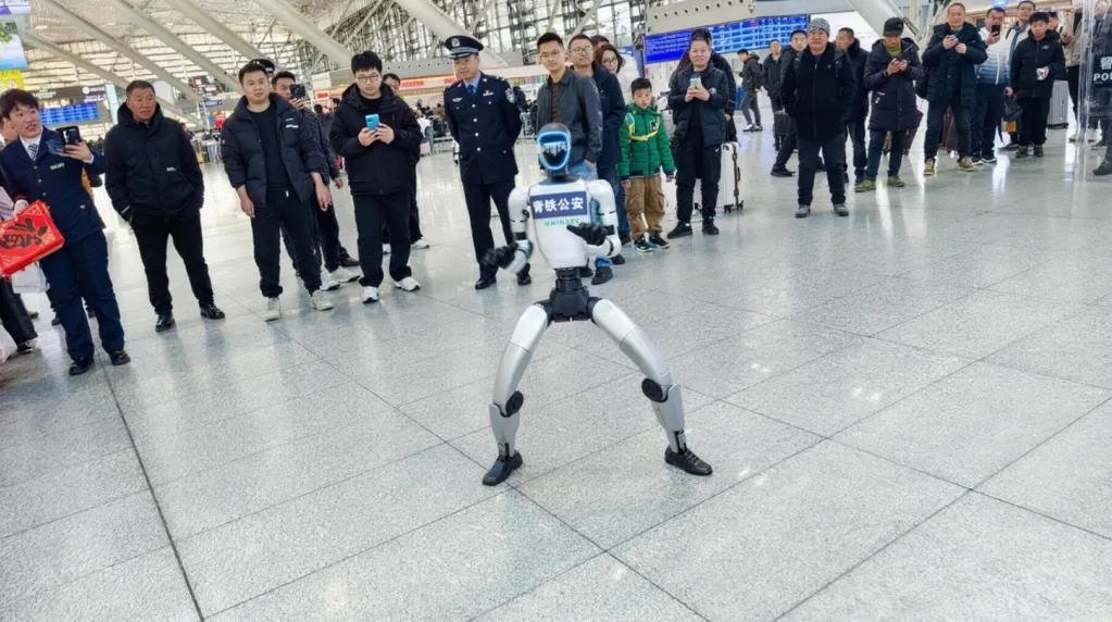 文达通股份三款警用机器人首秀青岛北站: “智慧+温度”护航平安春运 文达通股份三款警用机器人首秀青岛北站: “智慧+温度”护航平安春运